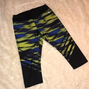 Danskin Now fitted active Capri